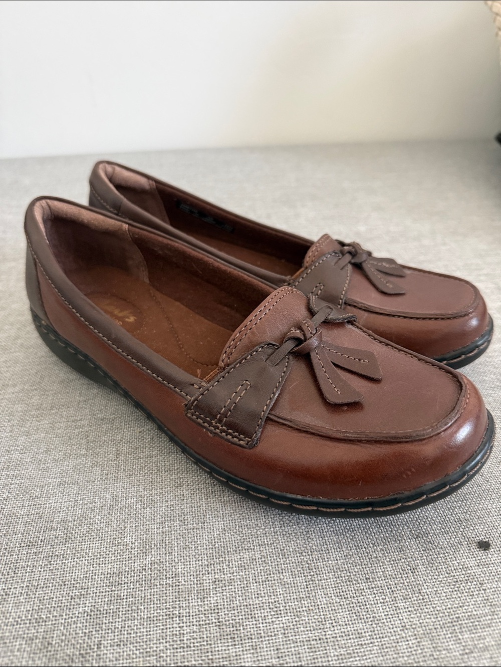 Clarks Women’s Brown Leather Bow-Trim Loafers